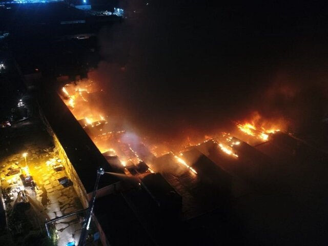 Площадь пожара в здании бывшей мебельной фабрики в Химках достигла 2,3 тысячи кв м