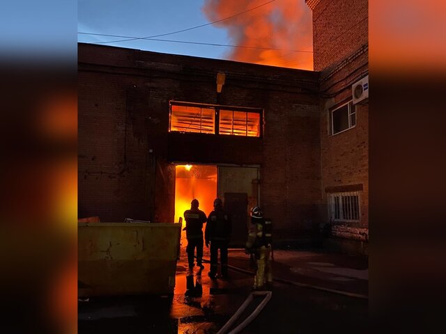 Площадь пожара в здании бывшей мебельной фабрики в Химках возросла до тысячи 