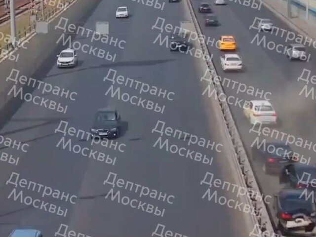 Дептранс сообщил, что пять машин столкнулись на внутренней стороне ТТК в Москве