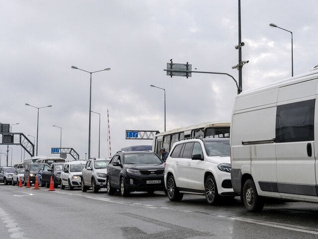 Очередь из автомобилей на Крымский мост со стороны Кубани начала сокращаться
