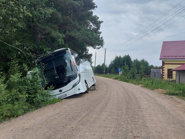 В Карелии из-за аварии перевернулся автобус с 40 пассажирами
