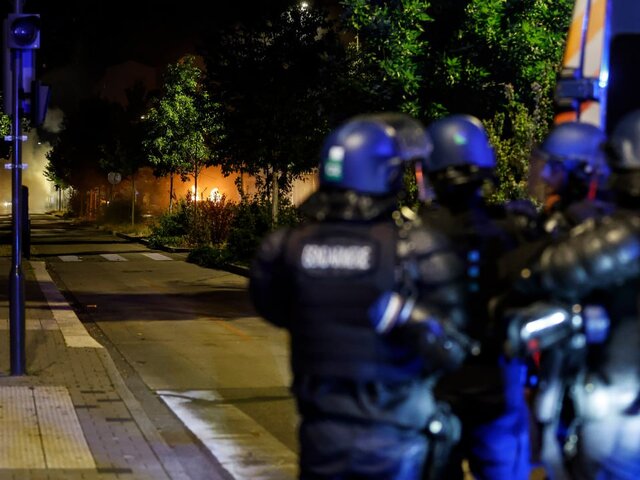 Почти 1 тыс участников беспорядков задержали во Франции в ночь на 1 июля – СМИ