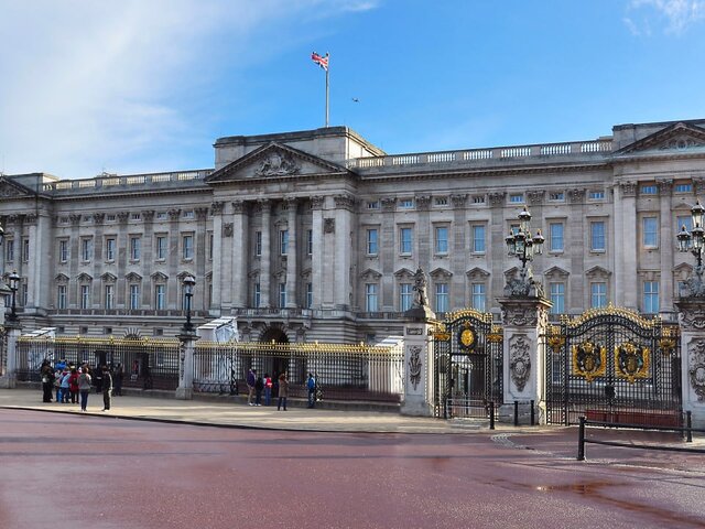 Мужчина приковал себя наручниками к воротам Букингемского дворца в Лондоне