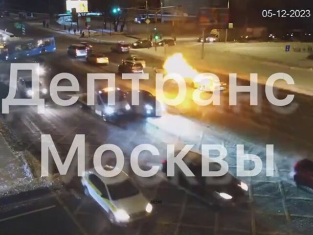 Один человек пострадал в результате возгорания автомобиля в Москве