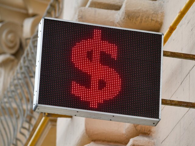 Экономист оценил вероятность роста доллара до 100 рублей в декабре