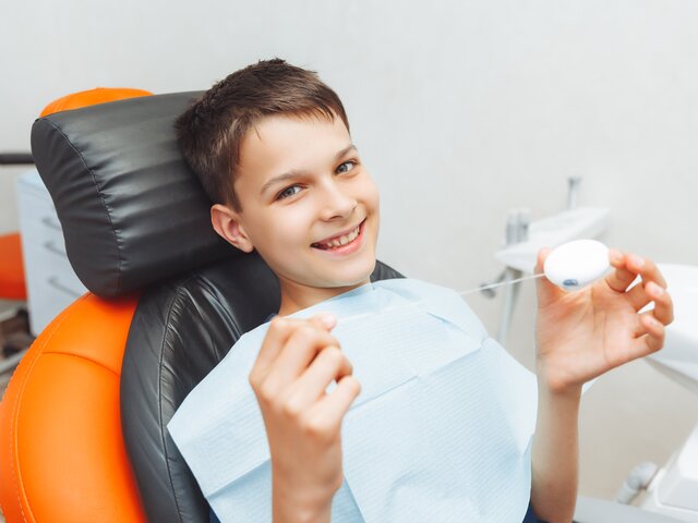 Стоматолог назвала главные правила пользования зубной нитью