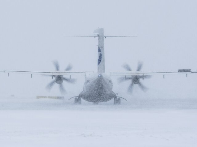В Росавиации заявили, что аэропорты Москвы работают штатно на фоне снегопада