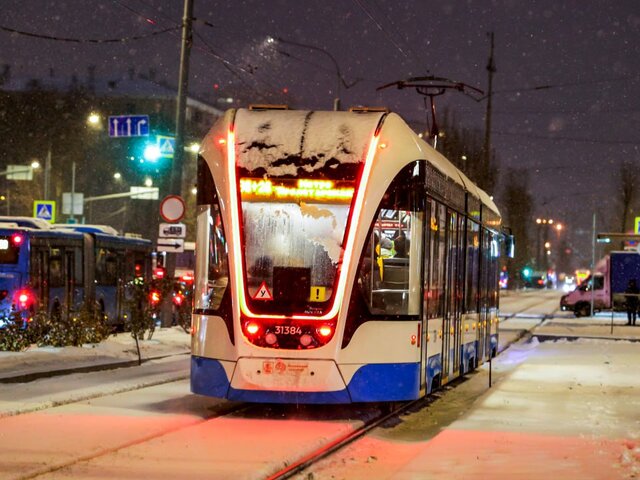 Трамваи четырех маршрутов задерживаются в районе станции метро 