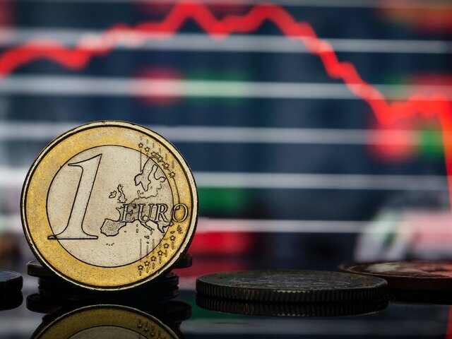 Аналитик прогнозирует колебание курса евро в диапазоне от 96,5 до 99,5 рубля