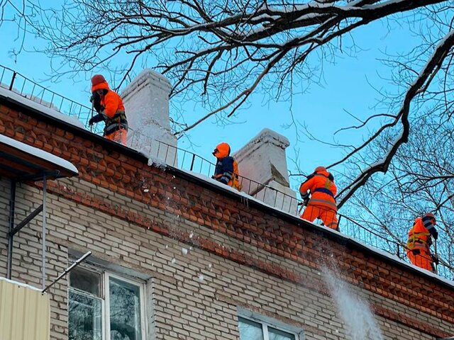 Более 13 тыс кровельщиков задействовали в очистке крыш домов от снега в Москве