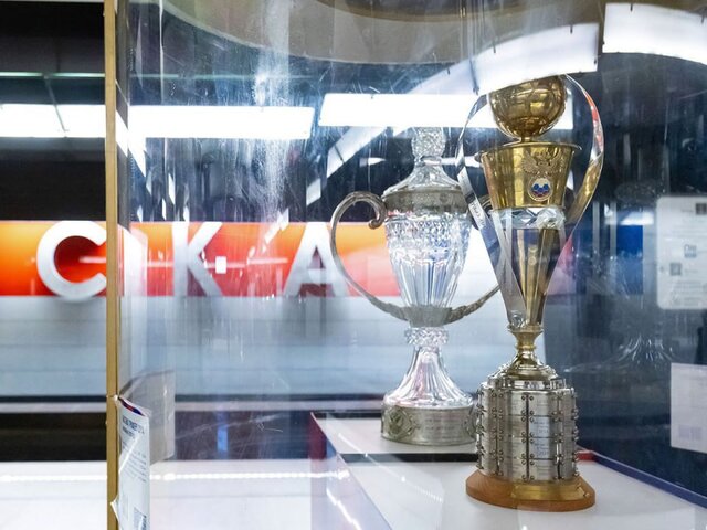 Выставка футбольных Кубков РФ открылась на станции 