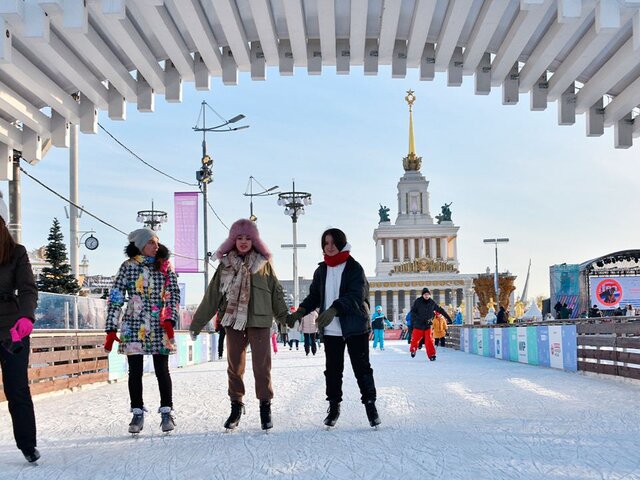 Почти 160 открытых катков с искусственным льдом будут работать в Москве зимой