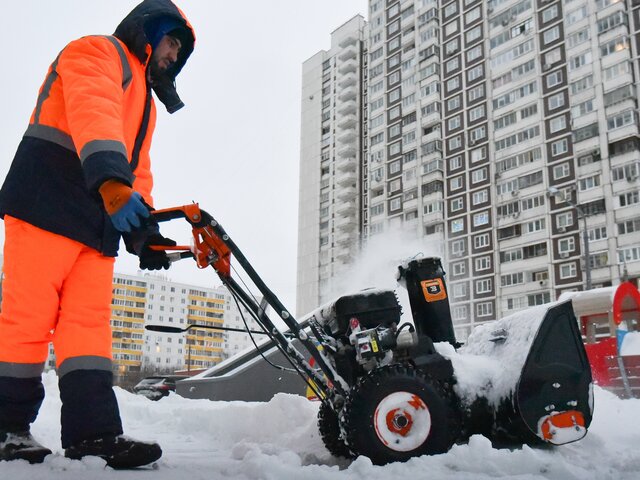 Аномальные осадки: куда обращаться по поводу уборки снега в Москве