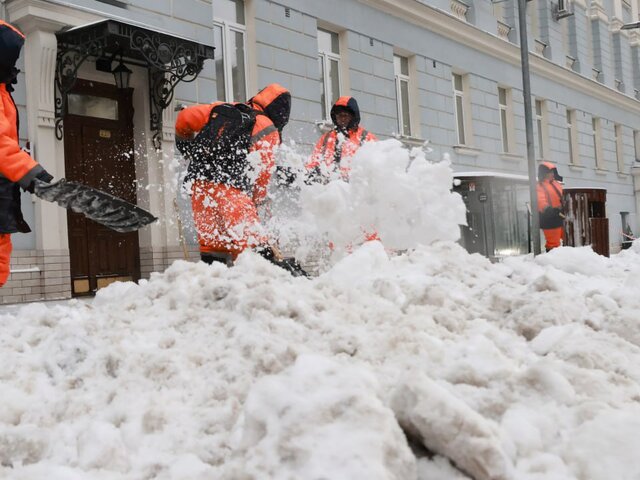 Более 10 тыс специалистов дополнительно вышли на уборку снега в Москве