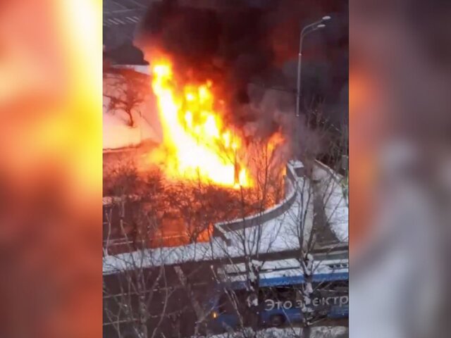В Москве перекрыли движение в районе Мосфильмовской улицы из-за возгорания