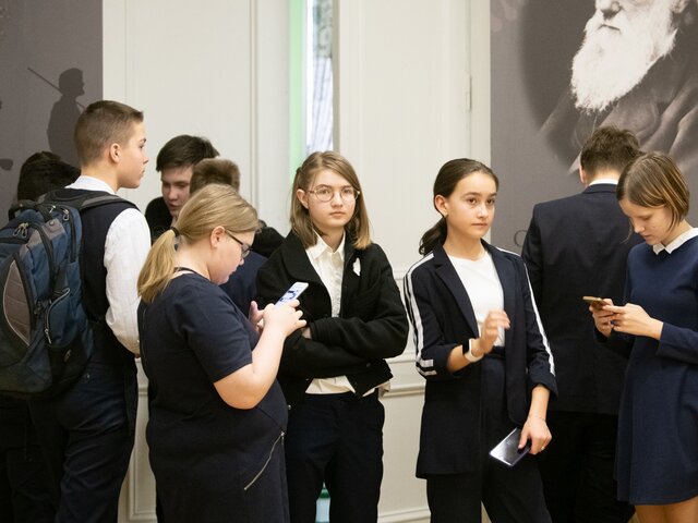 В Госдуму внесли поправки о запрете в школах телефонов в образовательных целях