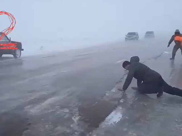 В Минтрансе заявили, что видео с ползущими по ледяной дороге людьми снято не в Омске