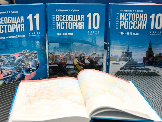 Обновленный учебник истории начал поступать в школы РФ