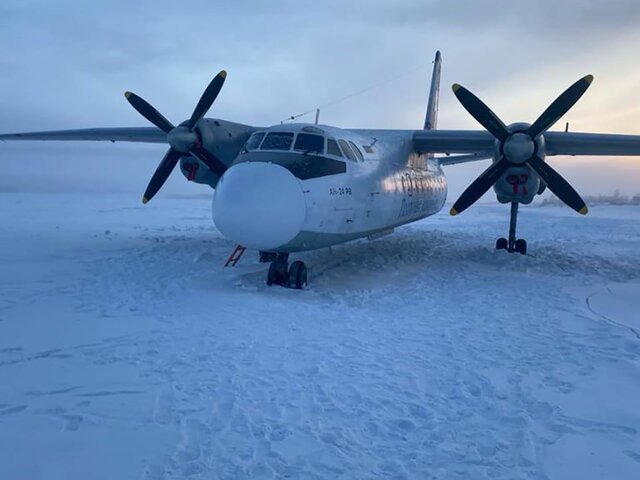 Приземлившийся в Якутии на реку Колыму самолет отбуксировали в аэропорт