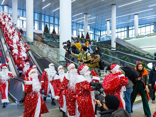 Деды Морозы поздравили пассажиров московского транспорта