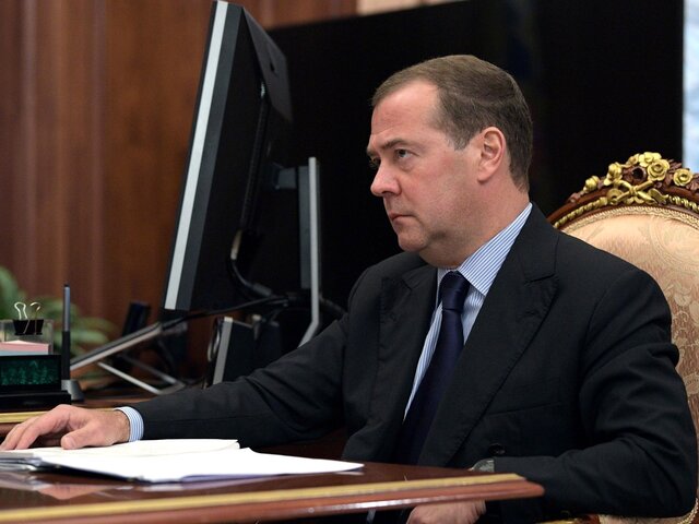Медведев допустил возможность внесения точечных изменений в Конституцию РФ