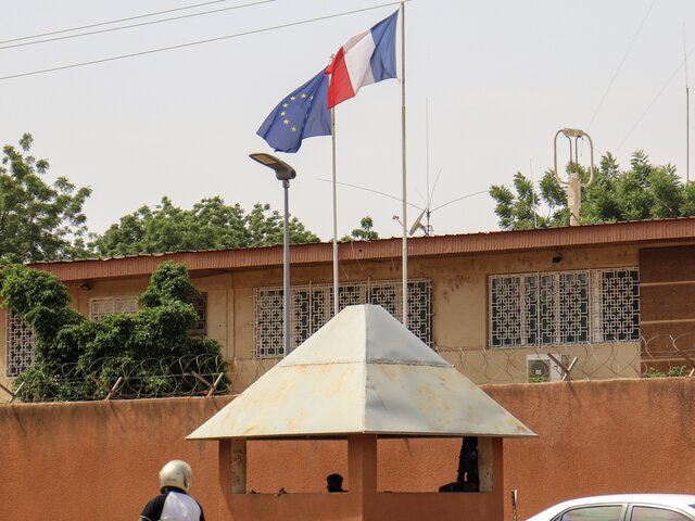 Франция закрывает свое посольство в Нигере – СМИ
