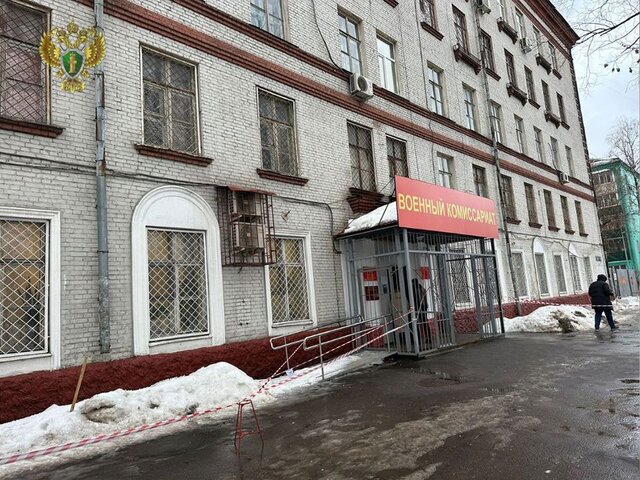 Четыре человека пострадали после падения снега с крыши здания в Люберцах