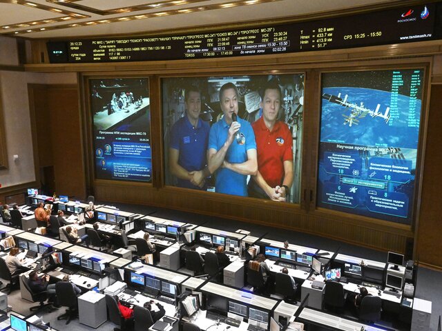 Космонавт Борисов посмотрит с астронавтами американского сегмента МКС 