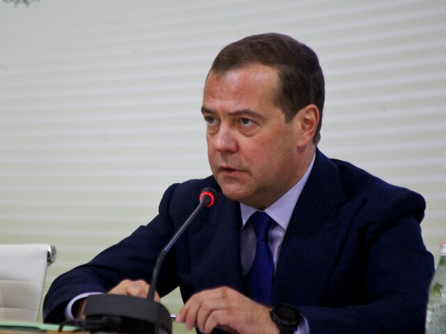 Евросоюз включил в санкционный список сына Медведева