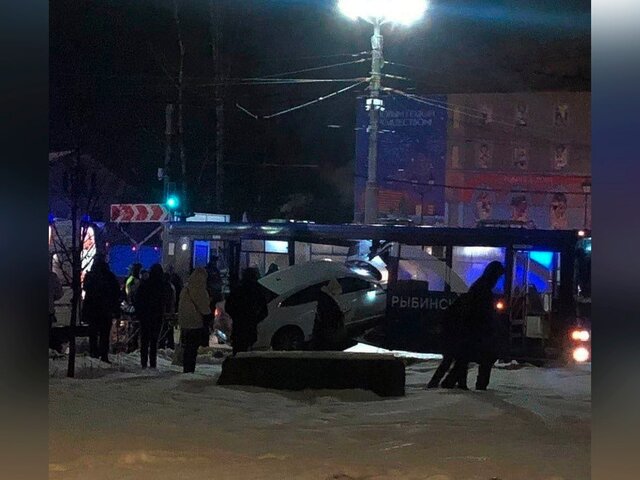 Автомобиль протаранил автобус в Ярославской области