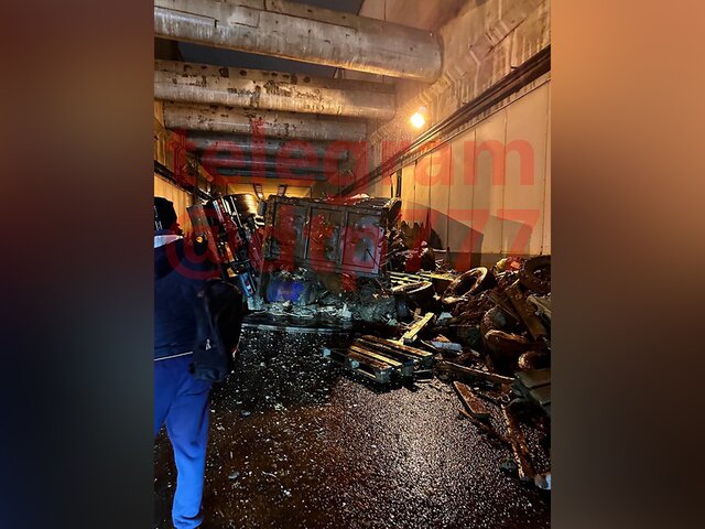 Грузовик опрокинулся в тоннеле на внешней стороне МКАД в Москве