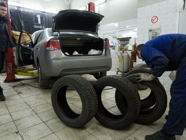 Московских автомобилистов призвали своевременно менять шины с летних на зимние