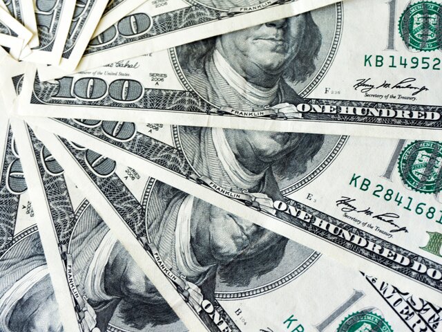 Эксперт назвал недостижимым курс доллара больше 100 рублей