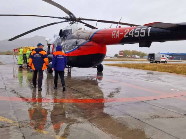 Вертолет МЧС вылетел на поиски двух пропавших на Камчатке