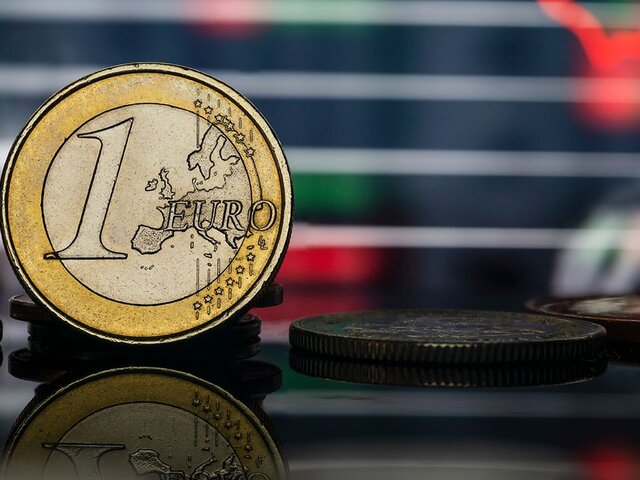 Курс евро превысил 108 рублей впервые с 15 августа