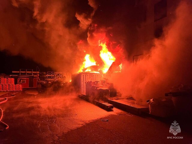 В Подмосковье загорелся склад со стройматериалами на площади 350 