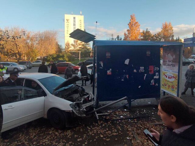 Автомобиль въехал в остановку в Барнауле