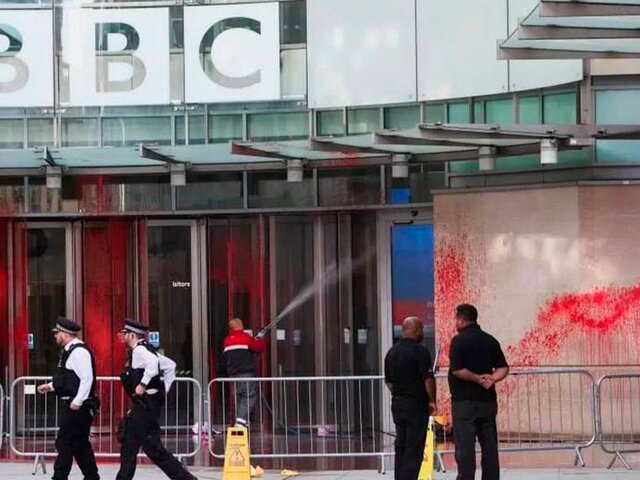 Штаб-квартиру BBC в Лондоне облили краской из-за отказа называть ХАМАС террористами