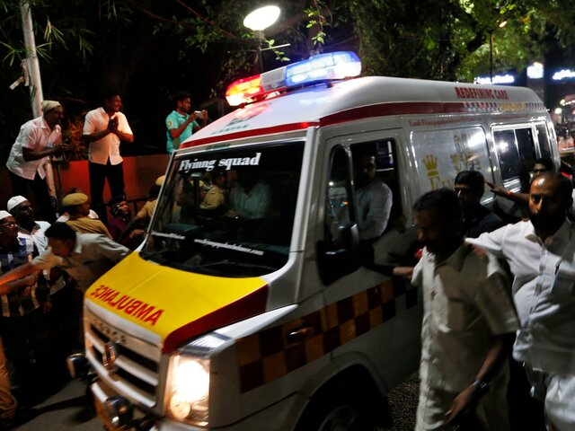 Четыре человека погибли при сходе поезда с рельсов в Индии – СМИ