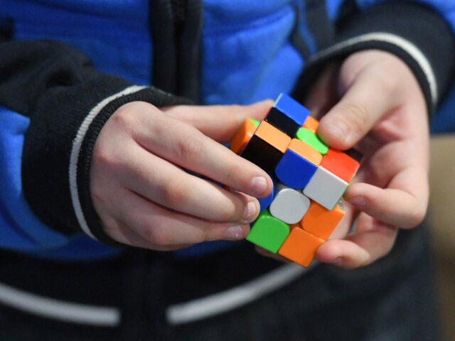 Психолог рассказала о пользе занятий детей с кубиком Рубика