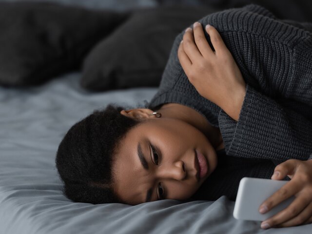Ученые опровергли миф о вреде использования смартфона перед сном