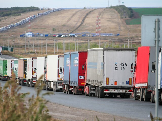 Казахстан ввел электронную очередь для транспорта на границе с РФ