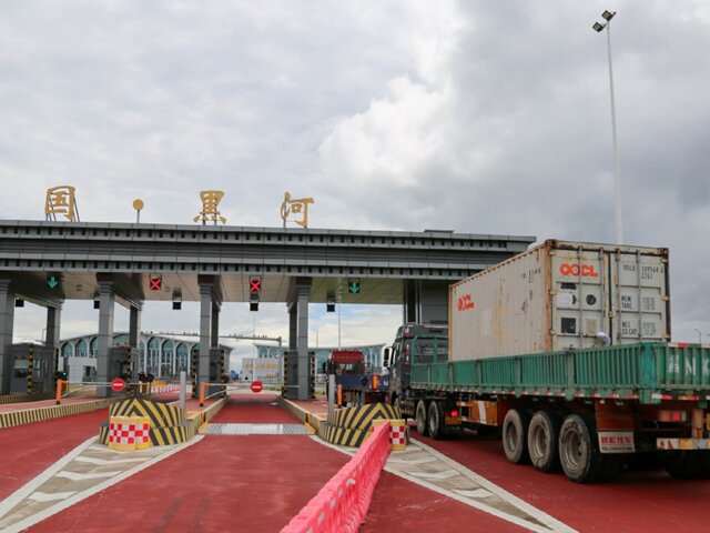 Застрявших в китайском Хэйхэ туристов РФ отправили по международному мосту через Амур