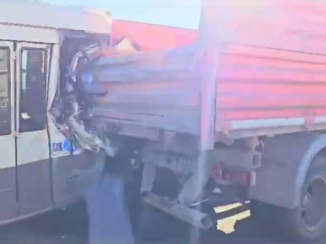 Автобус с пассажирами столкнулся с грузовиком в Приамурье
