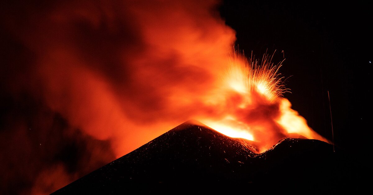 Действует ли вулкан этна. Сицилия вулкан Этна. Этна извержение 2023. Этна Сицилия извержение. Извержение вулкана Этна.