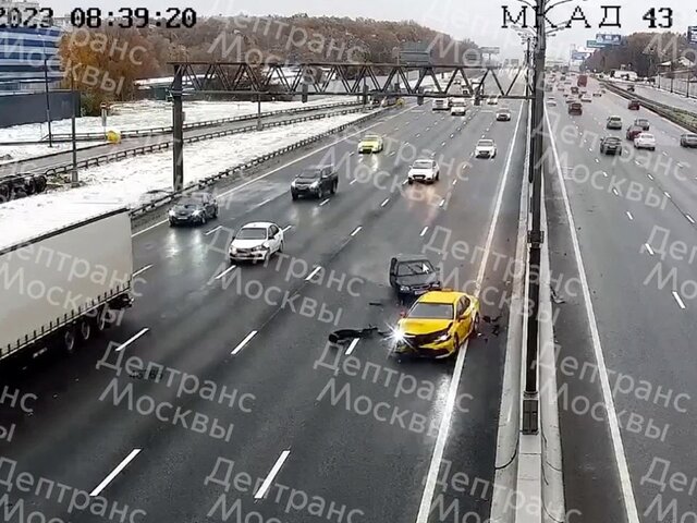 Четыре автомобиля столкнулись на МКАД перед развязкой с Ленинский проспектом