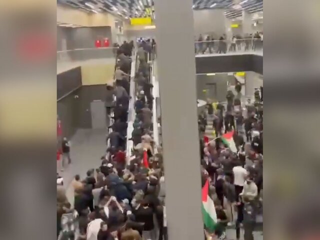 Толпа прорвалась в аэропорт Махачкалы в поисках пассажиров из Израиля