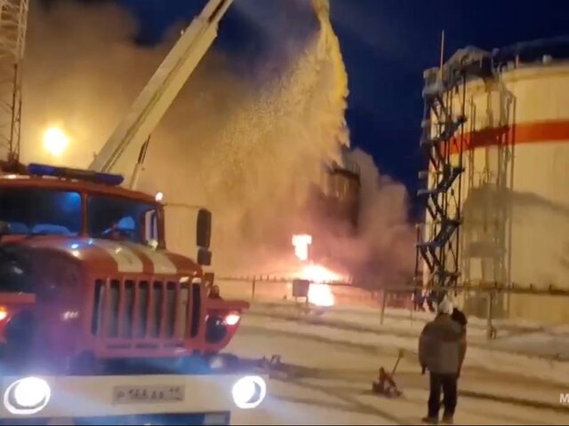 Пламя с резервуара в Коми перешло на соседний, заполненный нефтью