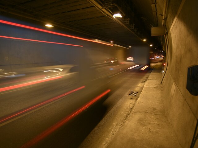 Девять автомобилей столкнулись на внешней стороне Лефортовского тоннеля в Москве