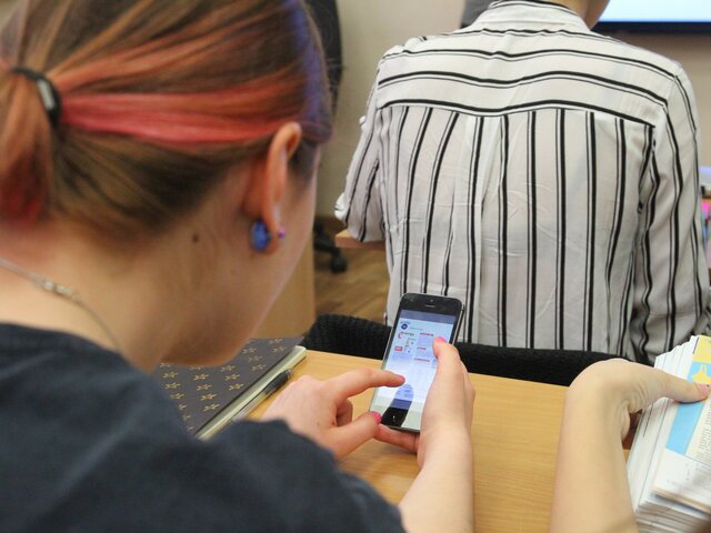 В Госдуму внесли законопроект о запрете использования смартфонов на уроках